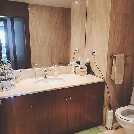 Apartmán 2 Bedroom Close To Airport With Pool & Gym